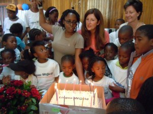 Kinder feiern den Geburtstag von Lingua-World