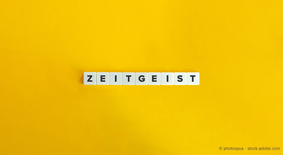 Das Wort Zeitgeist in Buchstaben gelegt auf gelbem Hintergrund