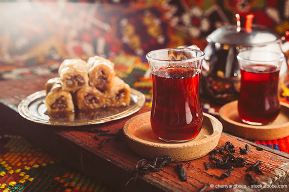 Türkischer Tee und Baklava