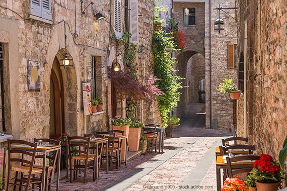 Gässchen mit Straßengastronomie in Italien. Der ideale Ort um Italienisch zu lernen.