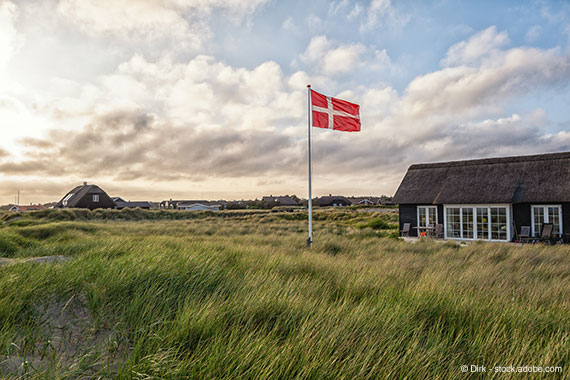 Dänische Flagge an der Küste in Dänemark - Hyggelig